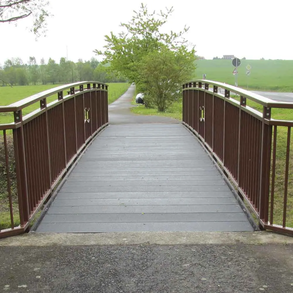 Fiiberkiud plastikust sillatekiga renoveeritud jalakäijate sild Duitslandis Saksamaal